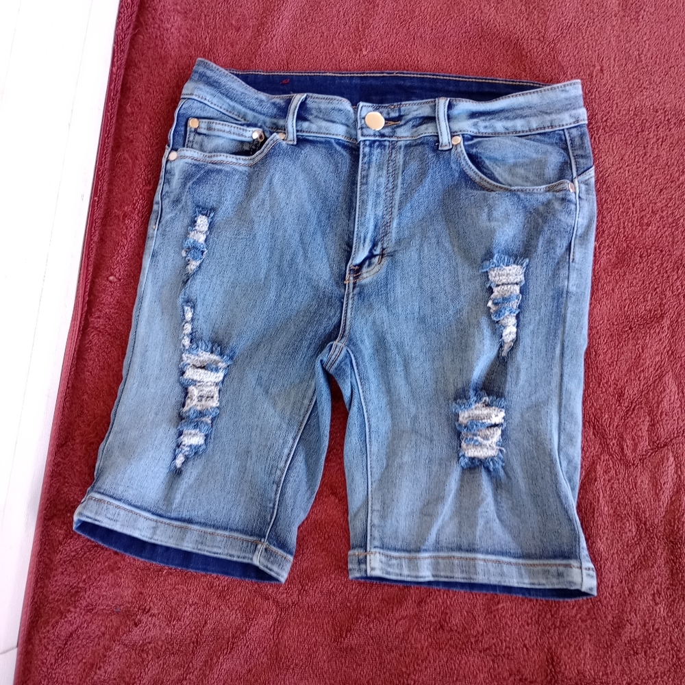 T&Y Fashion women's Bermuda shorts distressed size 15/16
